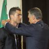 Le footballeur Cristiano Ronaldo est decoré par le président portugais Anibal Cavaco Silva de la médaille du grand officier de l'Ordre de l'Infant Dom Henri lors d'une cérémonie au palais présidentiel de Belem à Lisbonne le 20 janvier 2014.