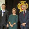 Cristiano Ronaldo est decoré de la médaille du grand officier de l'Ordre de l'Infant Dom Henri par le président portugais Anibal Cavaco Silva, accompagné de sa femme, lors d'une cérémonie au palais présidentiel de Belem à Lisbonne le 20 janvier 2014.