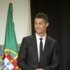 Cristiano Ronaldo est decoré par le président portugais Anibal Cavaco Silva de la médaille du grand officier de l'Ordre de l'Infant Dom Henri lors d'une cérémonie au palais présidentiel de Belem à Lisbonne le 20 janvier 2014.