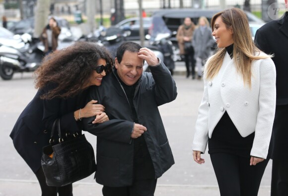 Kim Kardashian, tout sourire en compagnie d'Afef Jnifen et Azzedine Alaïa, visite l'exposition ALAÏA, consacrée au créateur. Paris, le 21 janvier 2014.
