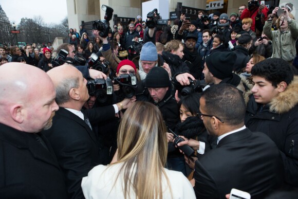 Kim Kardashian provoque une émeute à son arrivée au Théâtre National de Chaillot pour assister au défilé haute couture de Stéphane Rolland. Paris, le 21 janvier 2014.