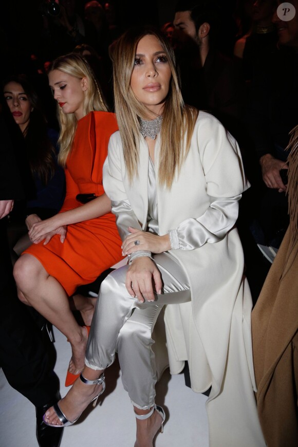 Kim Kardashian, avec à sa gauche l'actrice Gaia Weiss, assiste au défilé haute couture Stéphane Rolland printemps-été 2014 au Théâtre National de Chaillot. Paris, le 21 janvier 2014.