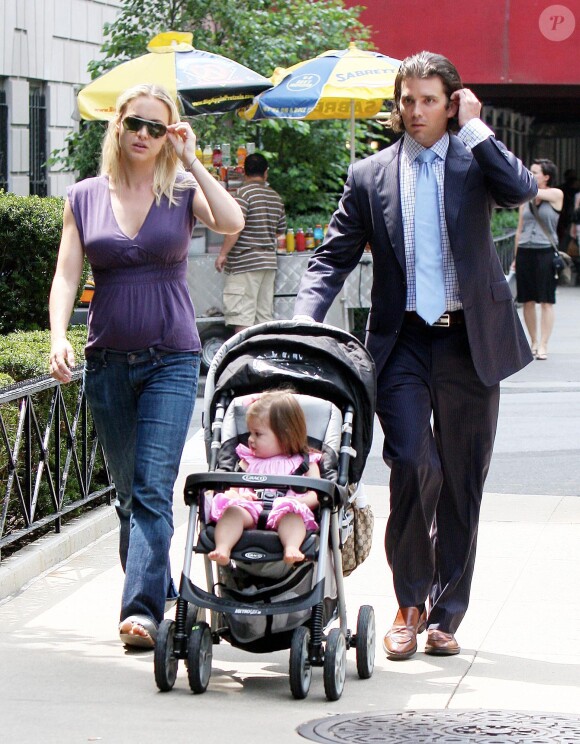 Donald Trump Jr. et sa femme Vanessa (enceinte) avec leur fille Kai Madison à New York, le 13 août 2008.