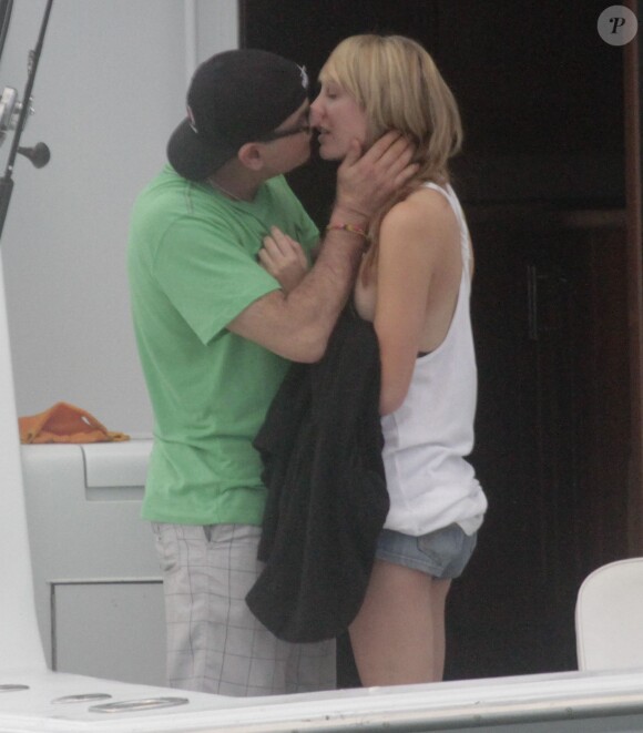 Charlie Sheen et sa nouvelle petite Brett Rossi (une ancienne star du porno) à Los Cabos au Mexique, le 29 novembre 2013.