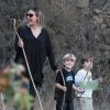 Brooke Mueller (ex-femme de Charlie Sheen) se promene dans la fôret en compagnie de ses deux garcons Max et Bob Sheen. Los Angeles, le 15 novembre 2013.
