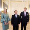 Le président Francois Hollande entourée de la reine Maxima et le roi Willem-Alexander des Pays-Bas au palais Noordeinde à La Haye le 20 janvier 2014