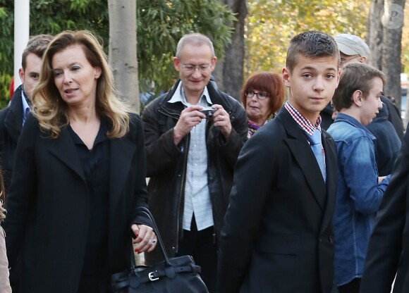 Exclusif - Valérie Trierweiler et son fils Léonard à Paris le 23 octobre 2013
