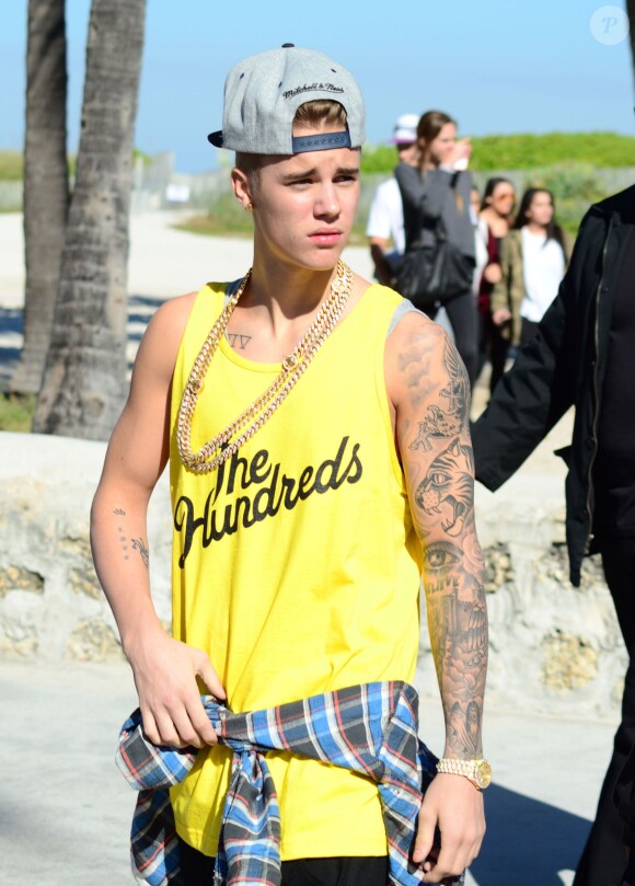 Justin Bieber fait du Segway sur la plage avec des amis à Miami, le 22 janvier 2014.