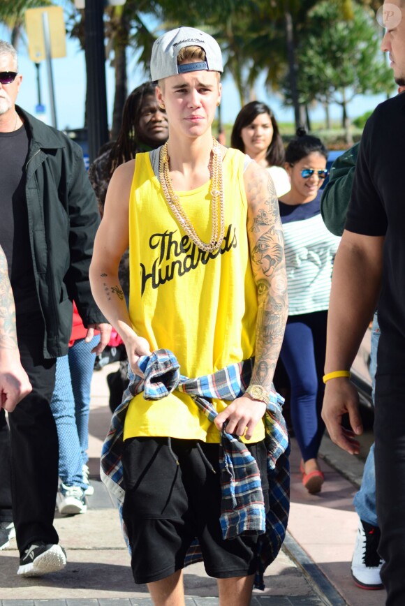 Justin Bieber sur la plage avec des amis à Miami, le 22 janvier 2014. Justin a récemment dépensé plus de 75000 dollars à l'anniversaire de son ami le rappeur Lil Scrappy.