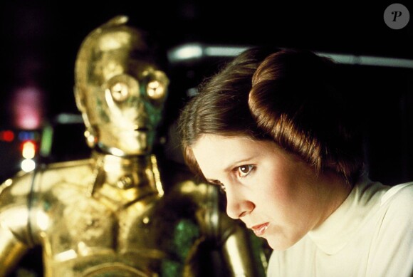 Carrie Fisher est la princesse Leia dans Stars Wars.