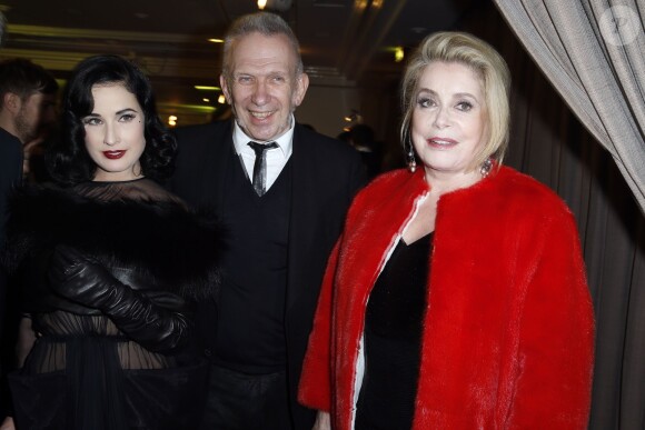 Dita Von Teese, Jean-Paul Gaultier, Catherine Deneuve lors du Dîner de la mode pour le Sidaction au Pavillon d'Armenonville à Paris, le 23 janvier 2014.