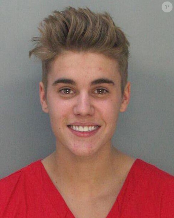 Mugshot de Justin Bieber. Le chanteur a été arrêté par la police a Miami dans la nuit du 22 au 23 janvier 2014 pour conduite dangereuse sous l'emprise de l'alcool.