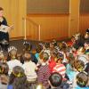 Melissa Gilbert, la fameuse Laura Ingalls de La Petite Maison dans la prairie, lisant son ouvrage jeunesse Daisy And Josephine devant des enfants chez Barnes & Noble à New York le 21 janvier 2014