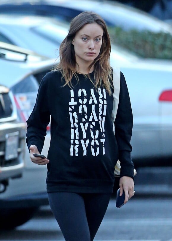 Exclusif - Olivia Wilde enceinte, au naturel et sans maquillage, va faire des courses avant de se rendre à son cours de pilates à West Hollywood, le 23 janvier 2014.