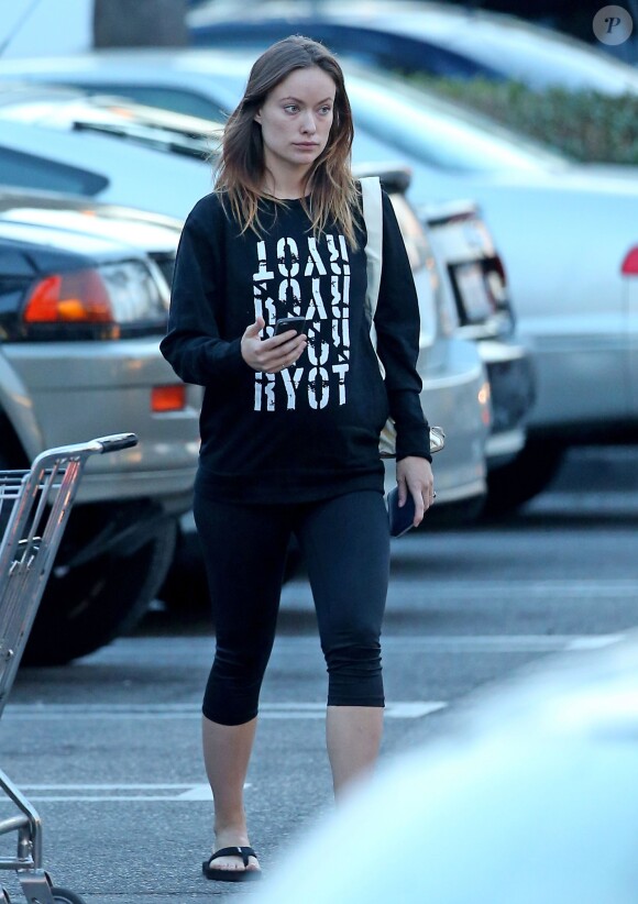 Exclusif - Olivia Wilde enceinte et au naturel, va faire des courses avant de se rendre à son cours de pilates à West Hollywood, le 23 janvier 2014.