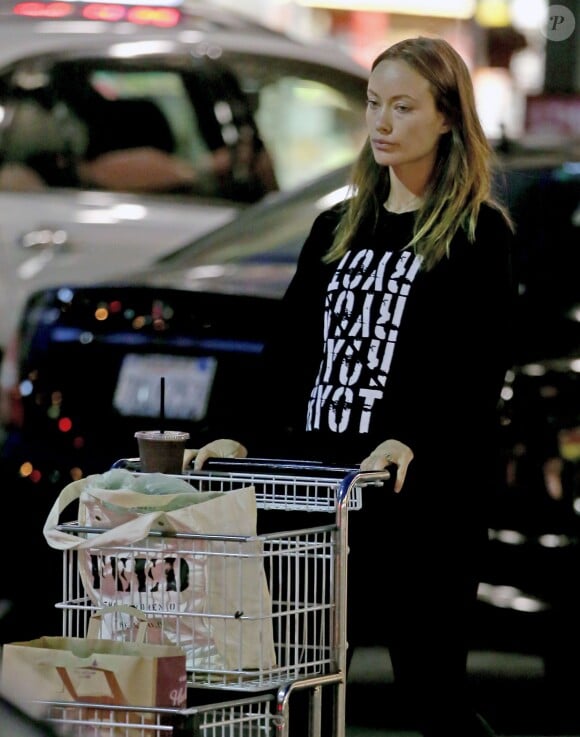 Exclusif - Olivia Wilde naturelle et enceinte va faire des courses avant de se rendre à son cours de pilates à West Hollywood, le 23 janvier 2014.