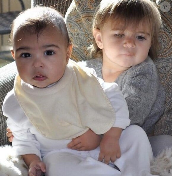 Kim Kardashian a dévoilé une nouvelle photo de la petite North, qui prend la pose avec sa cousine Penelope. Le 24 janvier 2014.