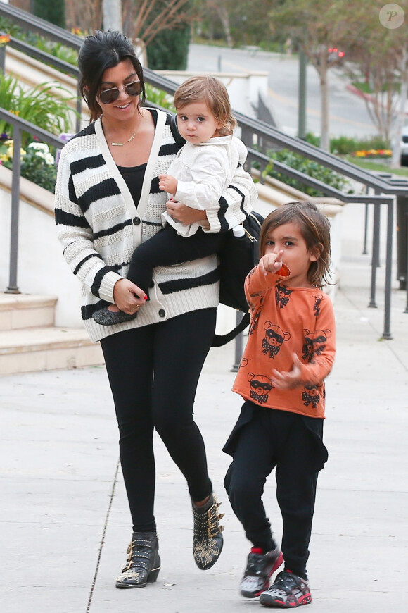 Kourtney Kardashian et ses enfants Mason et Penelope se rendent au restaurant Sugarfish à Calabasas. Le 26 janvier 2014.
