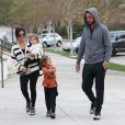Kourtney Kardashian, Scott Disick et leurs enfants Mason et Penelope se rendent au restaurant Sugarfish. Calabasas, le 26 janvier 2014.