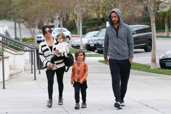 Kourtney Kardashian, Scott Disick et leurs enfants Mason et Penelope se rendent au restaurant Sugarfish à Calabasas. Le 26 janvier 2014.