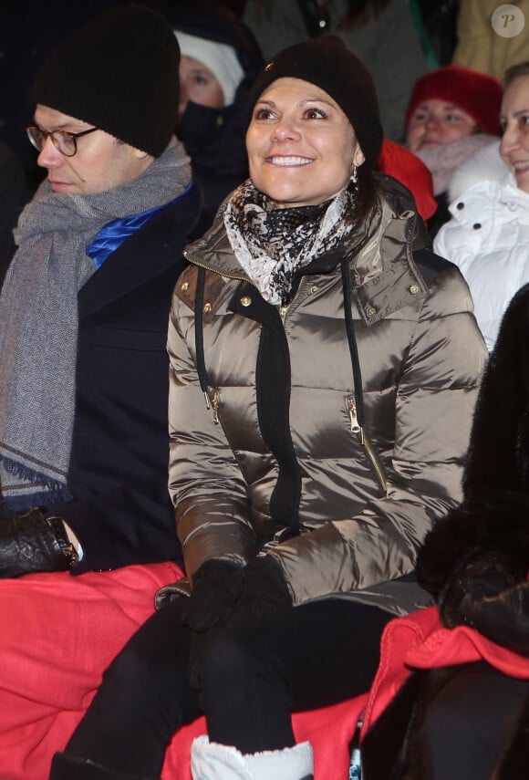 La princesse Victoria de Suède et son mari le prince Daniel le 27 janvier 2014 aux commémorations annuelles de l'Holocauste, place Raoul Wallenberg à Stockholm.