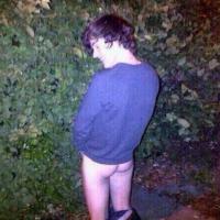 Harry Styles : Les fesses à l'air, il urine dans les buissons !