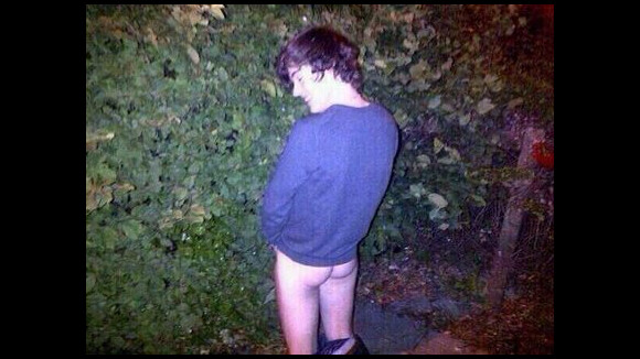 Harry Styles : Les fesses à l'air, il urine dans les buissons !