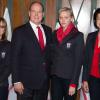 Le prince Albert II de Monaco et la princesse Charlene avec la skieuse Alexandra Coletti et la secrétaire générale du Comité olympique monégasque Yvette Lambin Berti lors de la présentation des six athlètes de la délégation monégasque pour les JO d'hiver de Sotchi, le 29 janvier 2014.