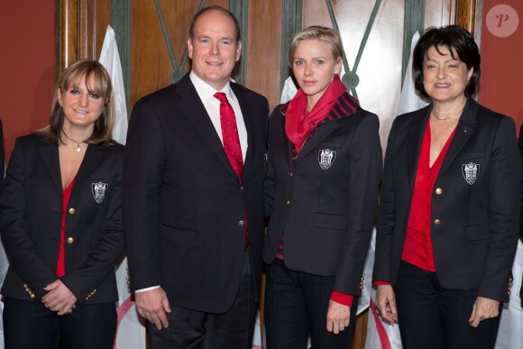 Le prince Albert II de Monaco et la princesse Charlene avec la skieuse Alexandra Coletti et la secrétaire générale du Comité olympique monégasque Yvette Lambin Berti lors de la présentation des six athlètes de la délégation monégasque pour les JO d'hiver de Sotchi, le 29 janvier 2014.