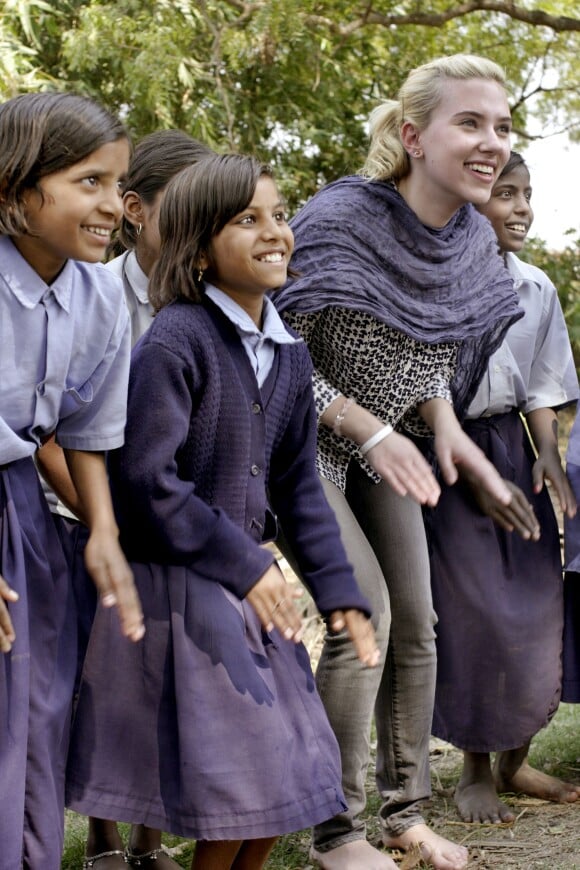 Scarlett Johansson avec des écolières lors d'un événement organisé par Oxfam dans le nord de l'Inde le 28 février 2007