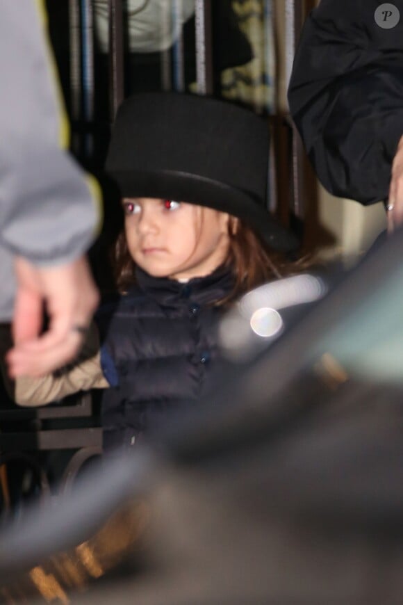 Un des jumeaux de Céline Dion à la sortie de son hôtel à Paris, le 7 décembre 2013.