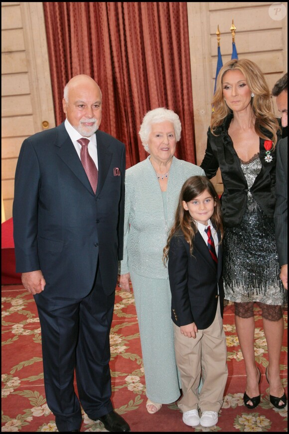Céline Dion reçoit les insignes de Chevalier de la Légion d'honneur à Paris, devant son mari René Angélil, son fils René-Charles et sa mère Thérèse Dion, le 23 mai 2008.