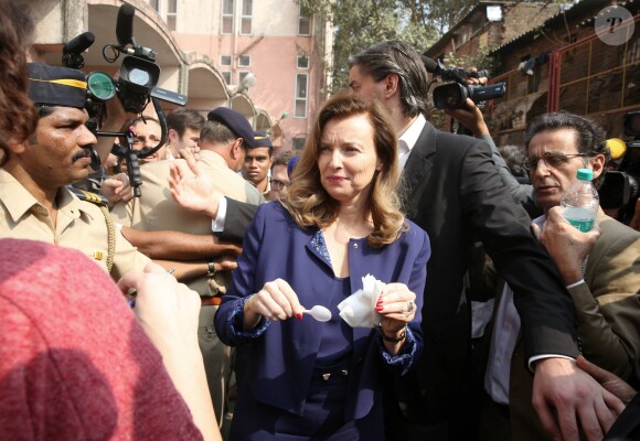 Valerie Trierweiler avec son chef de cabinet Patrice Biancone L'ex premiere dame de France, Valerie Trierweiler visite un centre de rehabilitation nutritionnelle a Bombay en Inde le 27 janvier 2014.