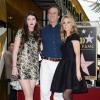 Robert F. Kennedy Jr. avec sa fille Kyra et sa compagne Cheryl Hines pour l'inauguration de l'étoile de l'actrice, star des séries Curb Your Enthusiasm et Suburgatory, le 29 janvier 2014 sur le Hollywood Walk of Fame, à hauteur du 6621 Hollywood Blvd.