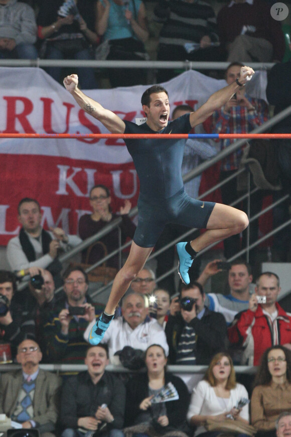 Renaud Lavillenie, tout à sa joie après être entré dans l'histoire du saut à la perche le 31 janvier 2014 en franchissant 6,08 m lors du meeting de Bydgoszcz, en Pologne