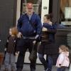 Philip Seymour Hoffman avec sa compagne Mimi et leurs enfants à New York le 16 avril 2009