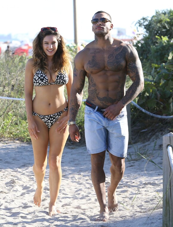 Kelly Brook et son petit ami David McIntosh profitent d'une journée ensoleillée à Miami, le 2 février 2014.