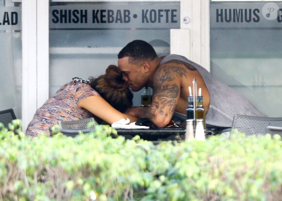 Exclusif - Kelly Brook et son petit ami David McIntosh, tendres et complices au cours d'un déjeuner en terrasse à Miami. Le 2 février 2014.