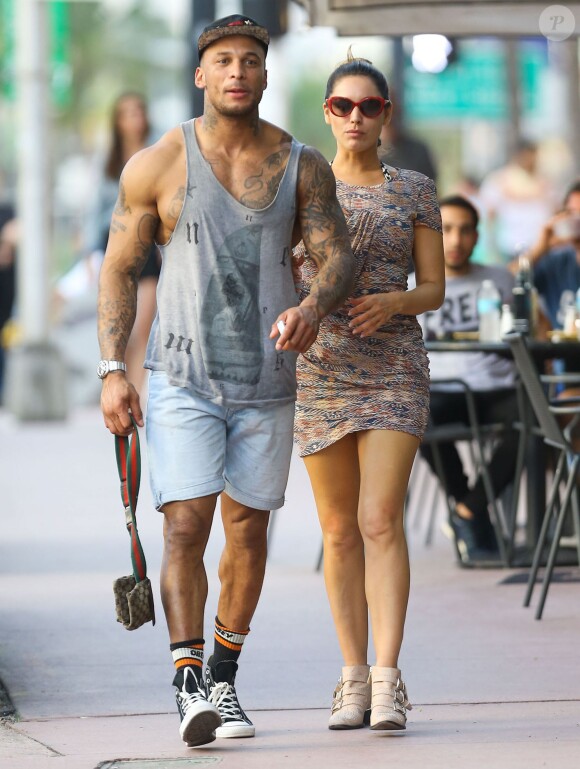 Kelly Brook et son chéri David Mcintosh quittent un restaurant à Miami, le 2 février 2014.