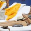 Kelly Brook, craquante en bikini, se détend à Miami. Le 2 février 2014.