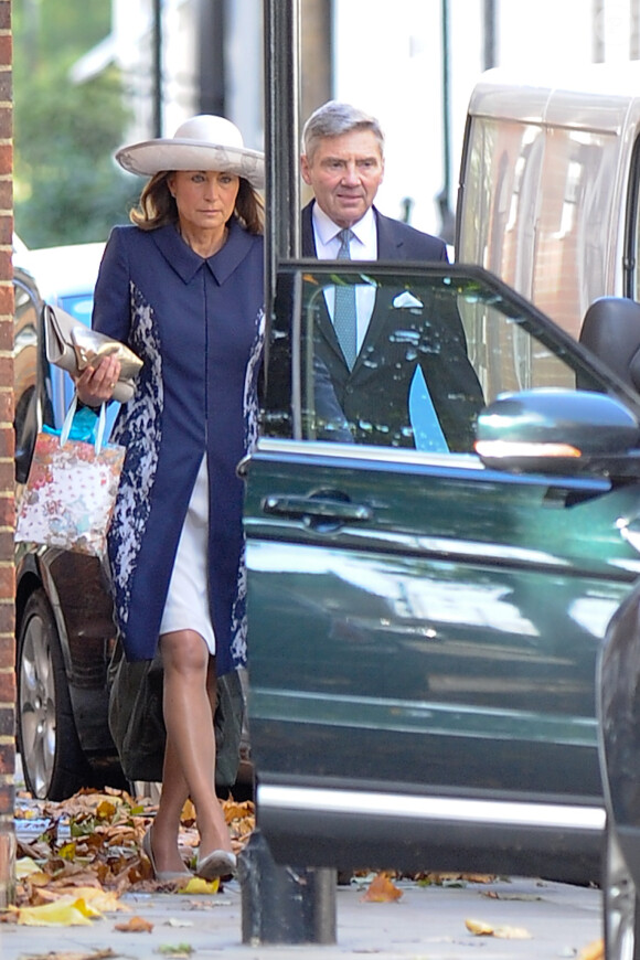 Carole et Michael Middleton le 23 octobre 2013 à Londres, se rendant au baptême de leur petit-fils le prince George de Cambridge