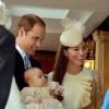 Le prince William et la duchesse Catherine de Cambridge avec leur fils le prince George de Cambridge lors de son baptême, le 23 octobre 2013 à Londres