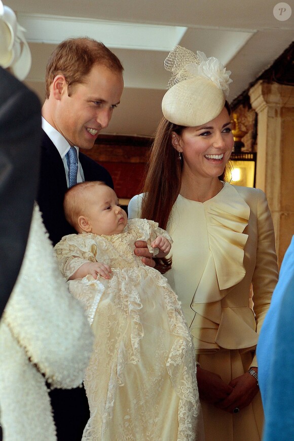 Le prince William et la duchesse Catherine de Cambridge avec leur fils le prince George de Cambridge lors de son baptême, le 23 octobre 2013 à Londres