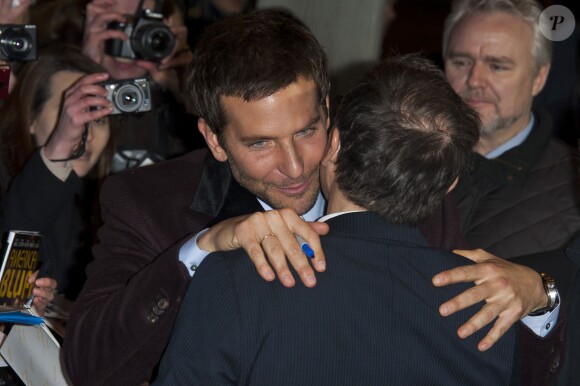 Bradley Cooper et David O. Russell se saluent lors de la première d'American Bluff à Paris le 3 février 2014.