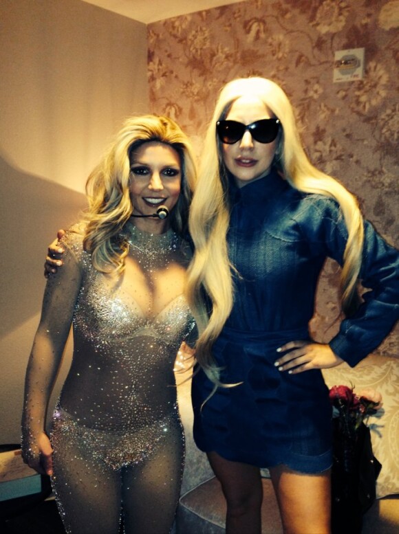 Lady Gaga a pris la pose avec Britney Spears dans les coulisses de son show de Las Vegas, Piece of Me, le 1er février 2014.
