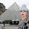 Lady Gaga pose devant la Pyramide du musée du Louvre à Paris, le 20 janvier 2014.