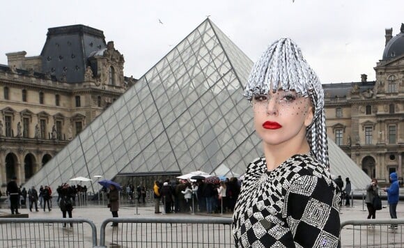 Lady Gaga pose devant la Pyramide du musée du Louvre à Paris, le 20 janvier 2014.