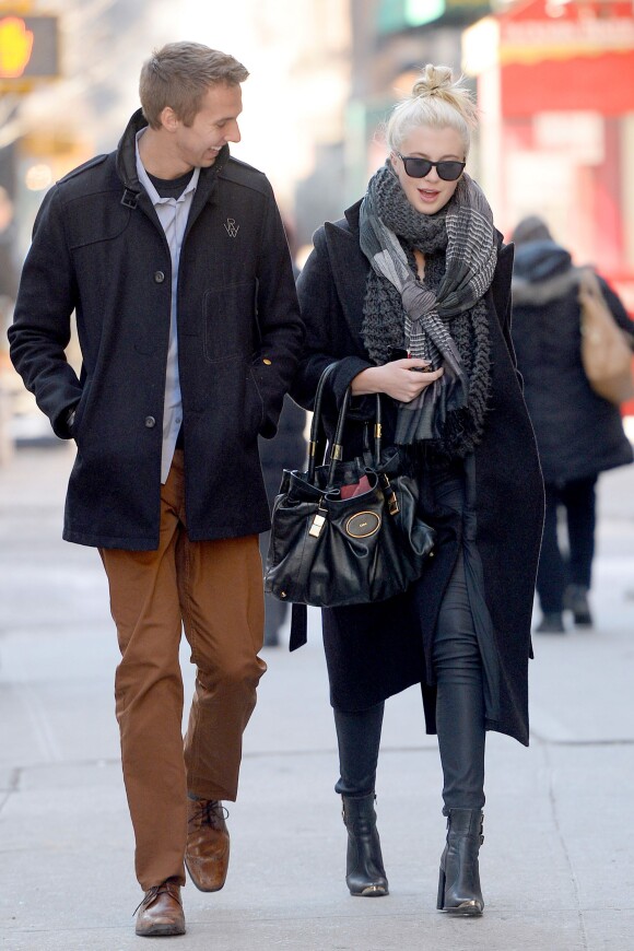 Ireland Baldwin en charmante compagnie dans les rues de New York, le 30 janvier 2014.