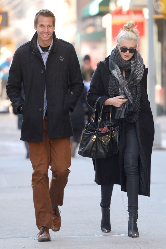 Ireland Baldwin en compagnie d'un mystérieux inconnu à New York, le 30 janvier 2014.