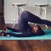 Hilaria Baldwin, professeur de yoga acharnée, prend des poses en toutes conditions.